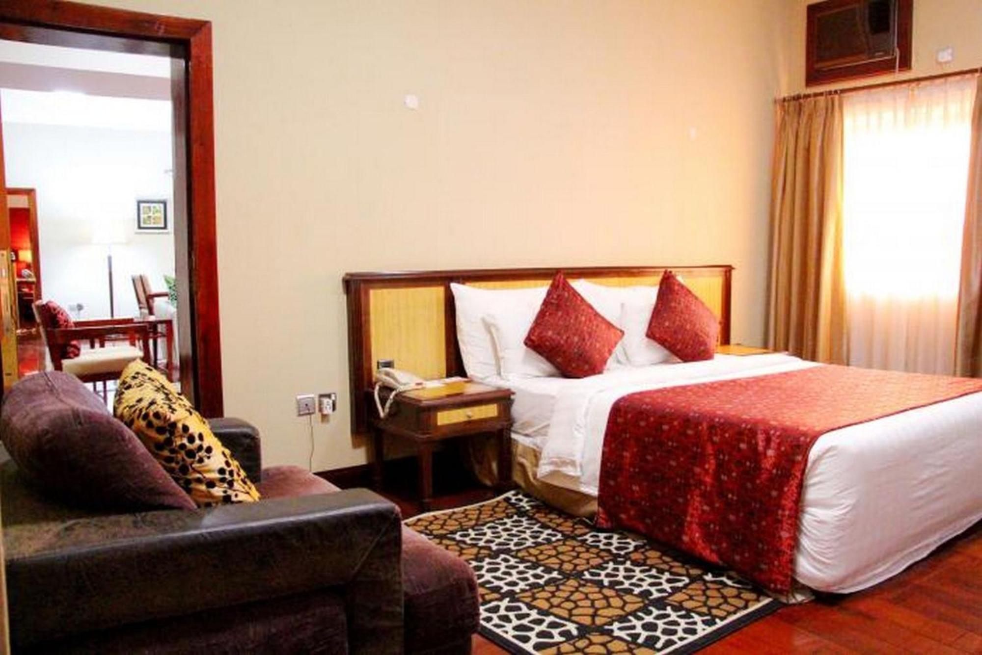 Room In Lodge - The Chelsea Hotel Абуджа Екстер'єр фото